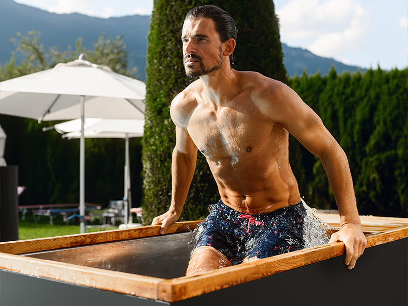 sportlicher junger mann taucht aus dem flair ibiza eisbad auf 