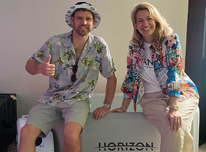 Georg Fechter und Diana Lueger sitzen auf der Wanne des Horizon Eisbades