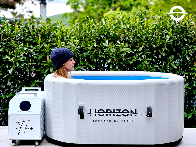 junge frau sitzt im horizon eisbad mit kühler