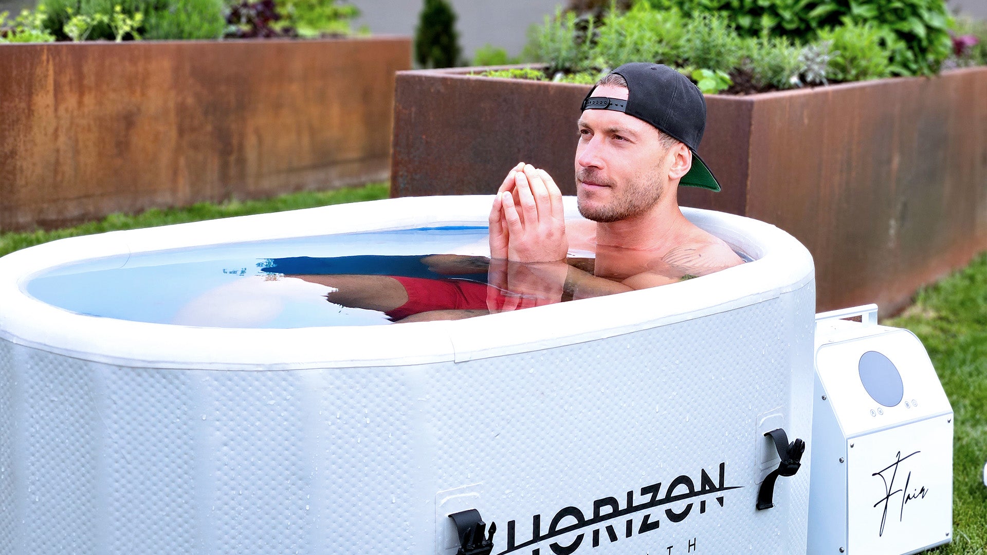 junger mann sitzt im horizon eisbad und meditiert