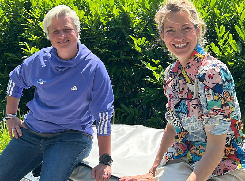 sonja flandorfer und diana lueger sitzen auf dem horizon eisbad und lächeln